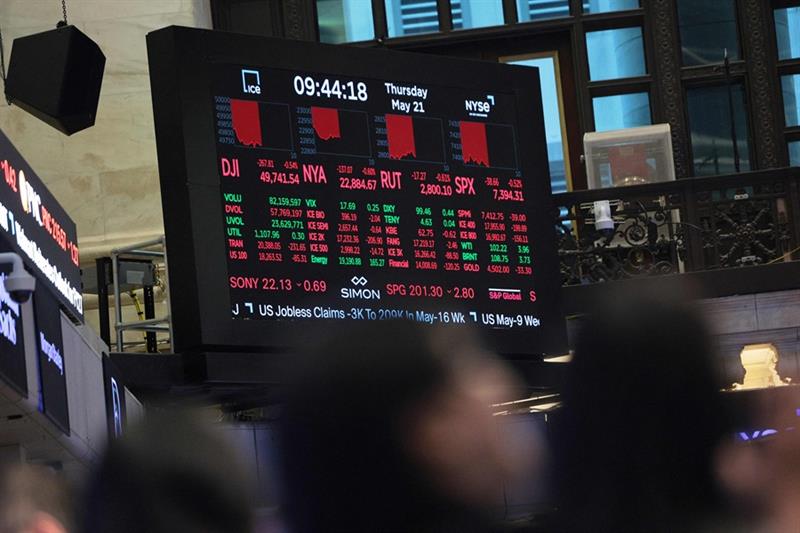 Wall Street Stumbles as Oil Surges, Egypt's Stability Endures