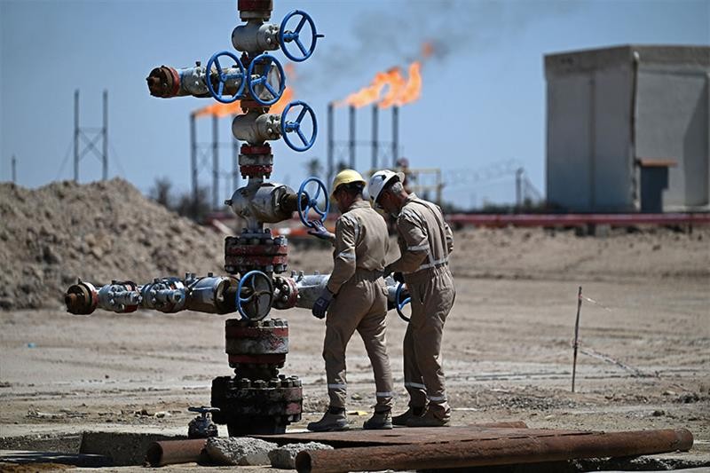 Brent Oil Tops $106 as Houthi Strikes on Saudi Arabia Roil Markets