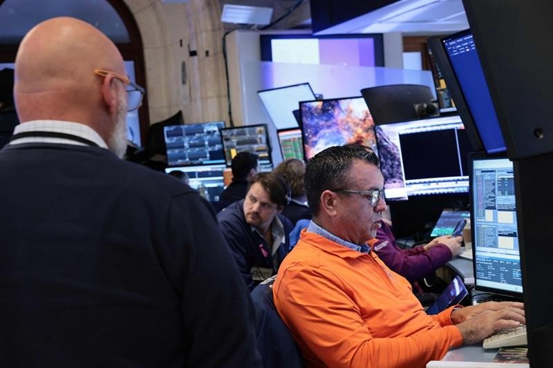 Global Stocks Slide as Tech Sours and Oil Surges